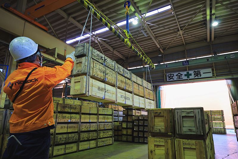 We have warehouses in the Tokyo metropolitan area that can provide optimal storage conditions for a wide range of items, from food products to metals. Whether you are an individual customer or a large-scale professional, you can trust us with any type of cargo.